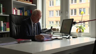 Erich Joester am Schreibtisch