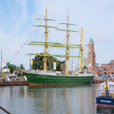 Ein grünes Segelschiff liegt im Hafen.