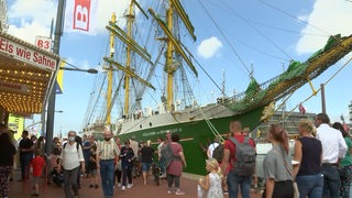 Das Segelschulfschiff "Alexander von Humboldt" liegt im Hafen von Bremerhaven.