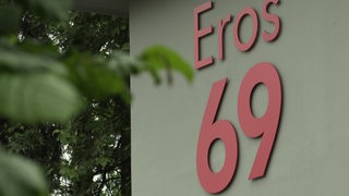 Ein Schild mit der Aufschrift Eros 69.