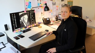 Julia Rotenburg sitzt im Büro des Vereins Bremische Straffälligenbetreuung