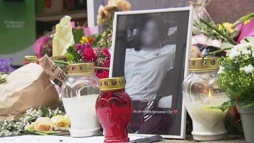 Trauerkerzen und Blumen für den von einem Polizisten ermordeten Lorens A. in der Oldenburger Innenstadt.