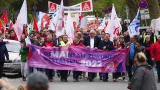 Demonstration zum 1. Mai in Bremen. Aufgerufen hatte der Deutsche Gewerkschaftsbund DGB. Bürgermeister Bovenschulte läuft in der ersten Reihe mit.