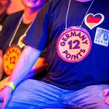 Public Viewing beim ESC 2024 in Espelkamp: "Germany 12 Points" trägt ein Fan um den Hals