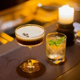 Ein Espresso Martini steht auf einer Bartheke