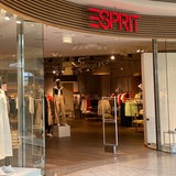 Über dem Eingang eines Geschäfts ist das Logo der Modekette Esprit zu sehen.
