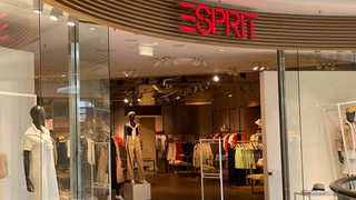 Über dem Eingang eines Geschäfts ist das Logo der Modekette Esprit zu sehen.