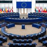 Leere Stühle im Plenarsaal des Europäischen Parlaments in Strassburg