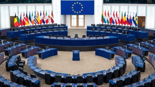 Leere Stühle im Plenarsaal des Europäischen Parlaments in Strassburg