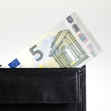 Ein 5-Euro-Schein in einem Portemonnaie