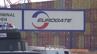 Das Logo von "Eurogate" vor gestapelten Containern.