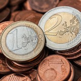 Euromünzen liegen übereinander
