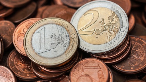 Euromünzen liegen übereinander