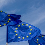 Im EU-Quartier in Brüssel wehen Flaggen der Europäischen Union im Wind.