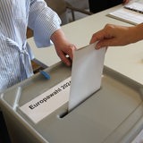 Eine Frau gibt ihre Stimme bei der Europawahl ab. 
