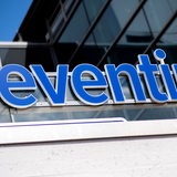 Das Logo von CTS Eventim hängt über einen Ticketschalter an der ÖVB-Arena. 