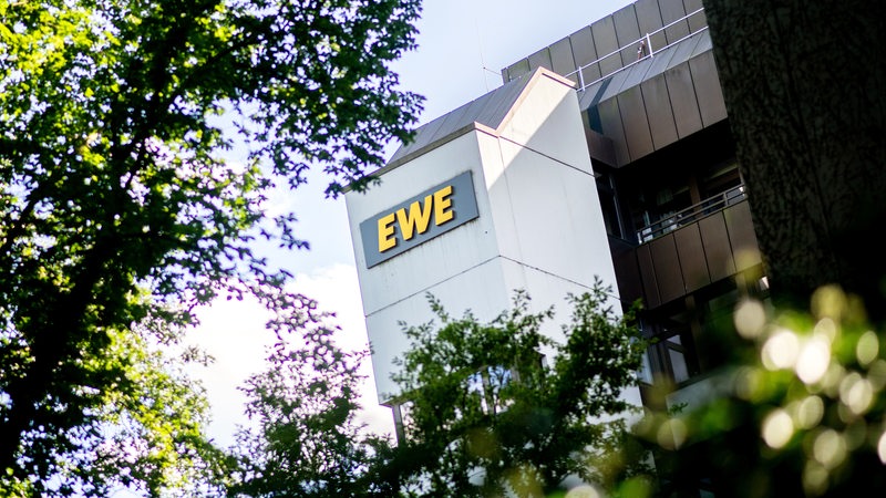 Das Logo des Unternehmens "EWE" hängt an der Hauptverwaltung des Energieversorgers. 