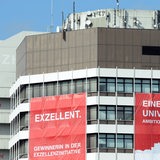 Zwei rot-weisse Transparente zur Exzellenzinitiative hängen am 18.06.2012 an der Fassade des Mehrzweckhauses der Universität Bremen. 