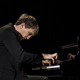 Fabian Müller spielt am Flügel.