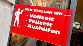 Ein Schild mit der Aufschrift: "Wir stellen ein"