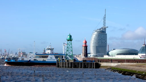 Die Weserfähre Bremerhaven überquert die Wesermündung.
