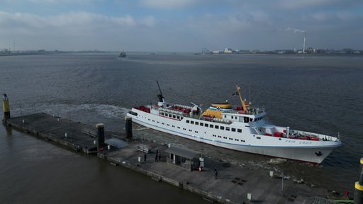 Die weiße Fähre "Fair Lady" legt am Hafen an