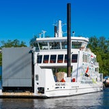 Weiße Fähre mit Rampe von der Wasserseite aus betrachtet