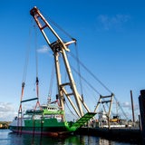 Ein Schiff hängt an einem Kran