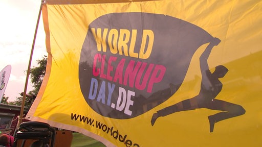 Eine gelbe Fahne mit der Aufschrift "World Cleanup Day".