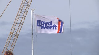 Eine Fahne mit dem Logo der LLoyd-Werft.