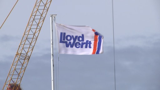 Eine Fahne mit dem Logo der LLoyd-Werft.