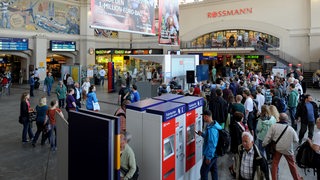 In der Halle des Bremer Hauptbahnhofs stehen und laufen viele Menschen.