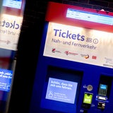 Ein Ticketautomat für den Nah- und Fernverkehr steht in der Eingangshalle im Hauptbahnhof.