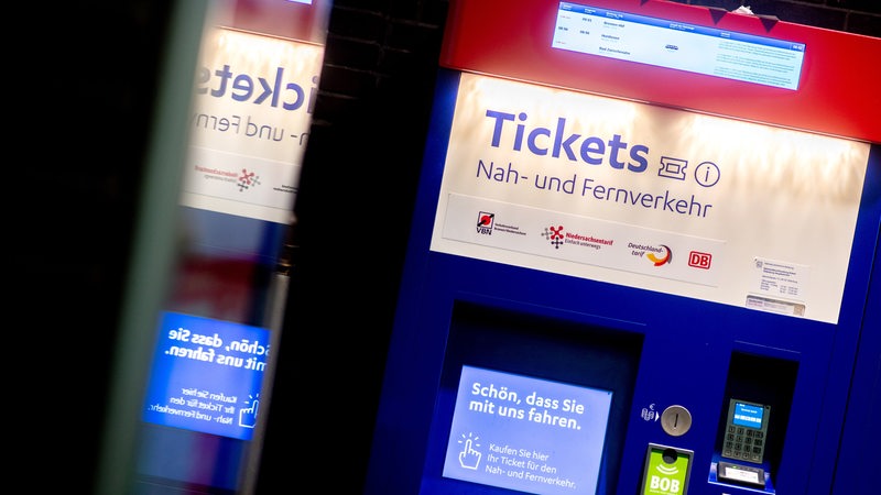 Ein Ticketautomat für den Nah- und Fernverkehr steht in der Eingangshalle im Hauptbahnhof.