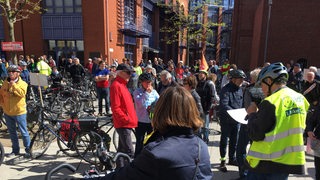 Fahrradfahrer auf einer Demonstration.