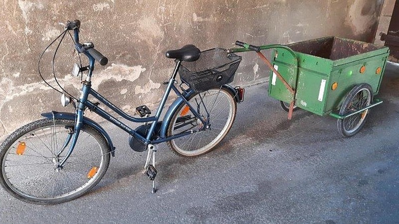 Ein Fahrrad mit Anhänger