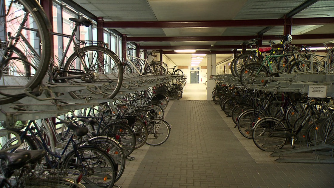 Brepark übernimmt das verschmutzte FahrradParkhaus am