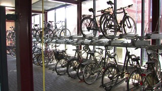 Das Fahrradparkhaus am Bahnhof.