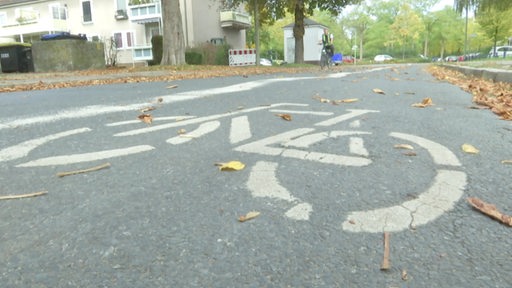 Ein Fahrradsymbol auf dem Asphalt der Prager Straße gedruckt.