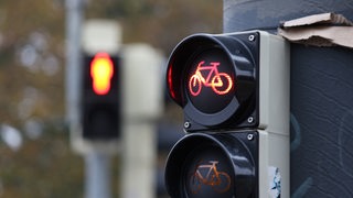 Fahrradampel in Bremen zeigt Rot.