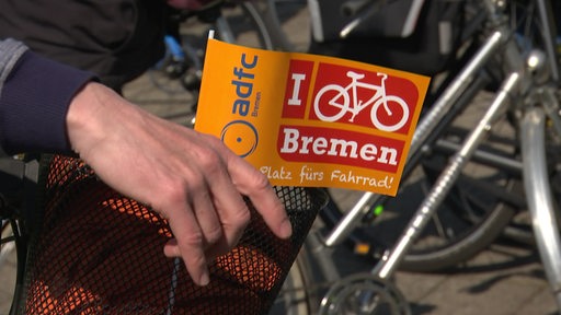 Etwa 1000 Demonstrierende Menschen auf der Fahrrad-Demo auf dem Bremer Marktplatz.