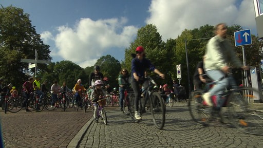 Viele Fahrradfahrer auf einer Demo