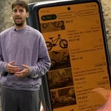Presenter Max vor einem Bild von einem Handy mit der geöffneten Kleinanzeigen-App.