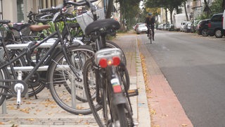 Fahrradbügel stehen in der Lahnstraße in Bremen auf dem alten Radweg.