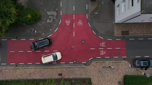 Aus der Vogelperspektive ist eine Fahrradstraßenkreuzung in Bremerhaven zu sehen.