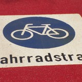 Die Parkallee ist als erste Fahrradstraße in Bremen rot eingefärbt.
