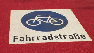 Die Parkallee ist als erste Fahrradstraße in Bremen rot eingefärbt.