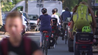 Radfahrer in einer Fahrradstraße.