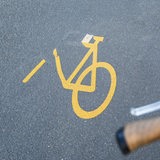 Ein abgelöstes Radfahrer-Piktogramm auf einem Radweg