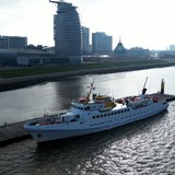 Das Schiff "Fair Lady" ist zu sehen. Im Hintergrund das Sail-City-Hotel und das Columbuscenter in Bremerhaven